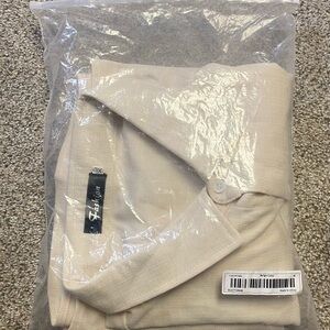 NWOT - Men’s Fine Fashion Casual Short Sleeve Shirt (Beige / XL)